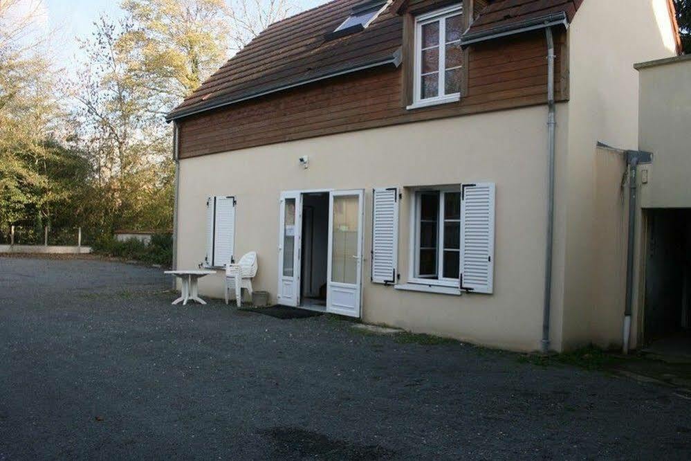Kangourou A Moustache Thivars Exterior photo